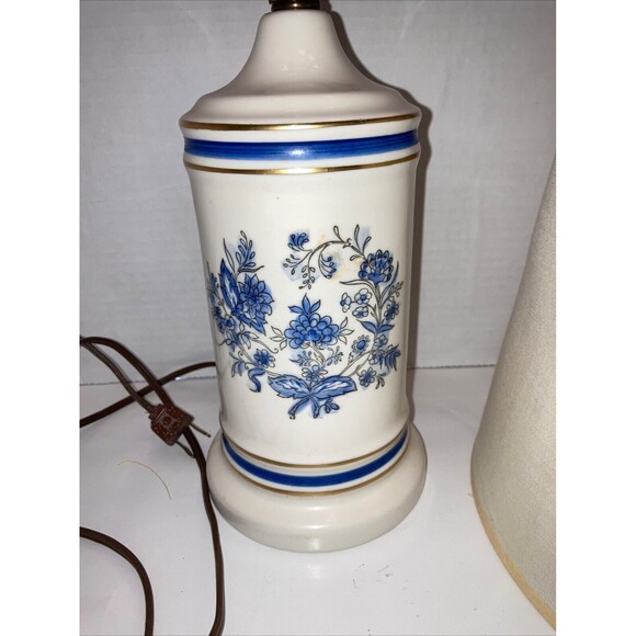 Vintage 1970's Blue Floral Lamp complete with shade excellent Country Cabin - Picture 5 of 8